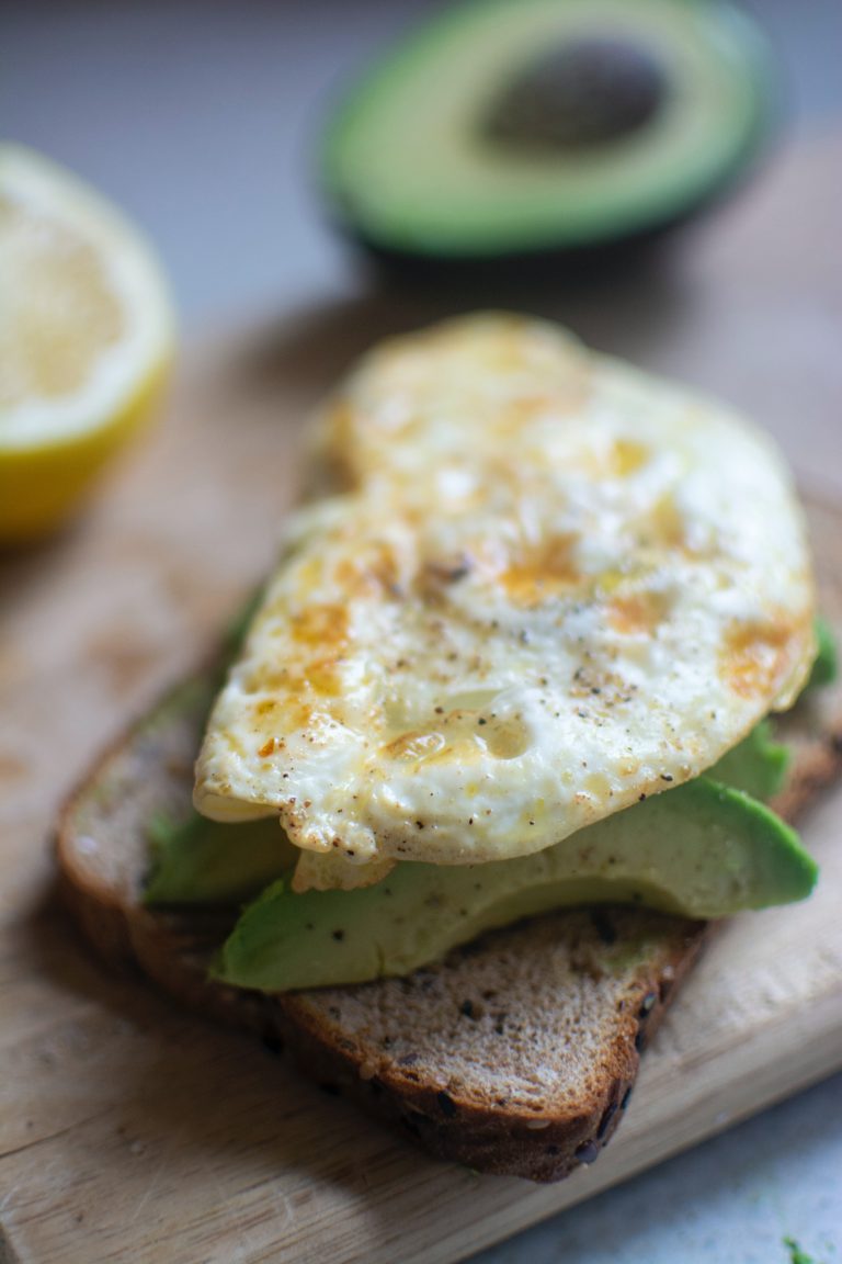 Avocado op brood met ei als lunch